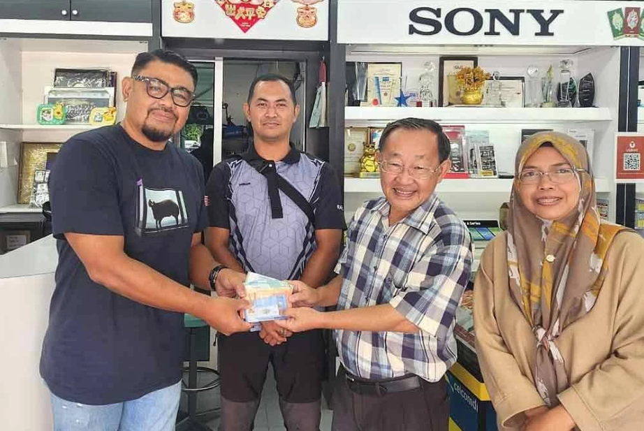 man returned cash owner