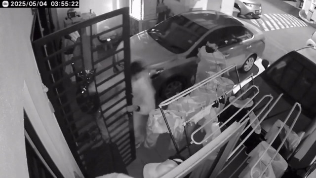 men pretend police rob (2)