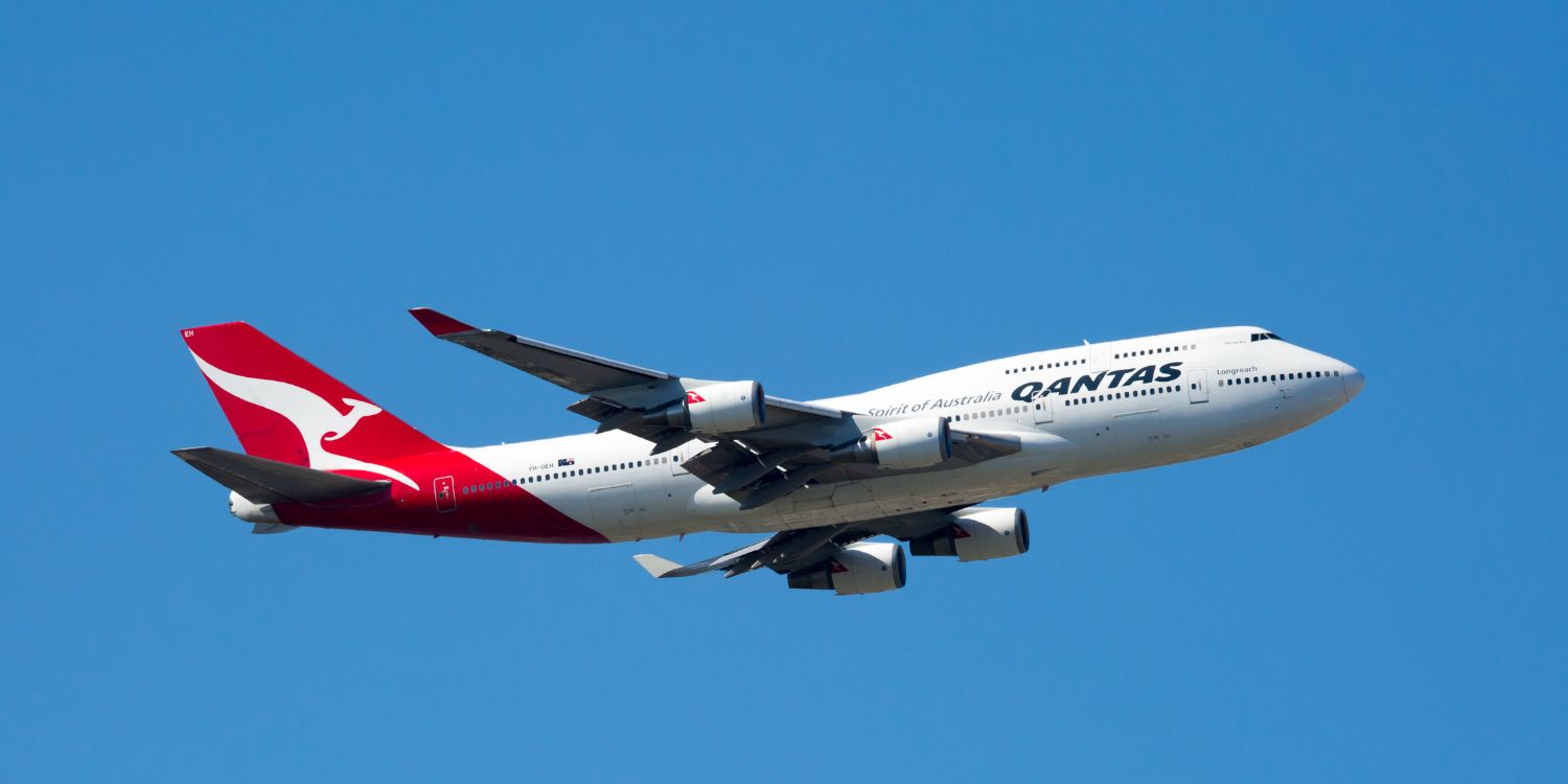 captain passes out qantas plane