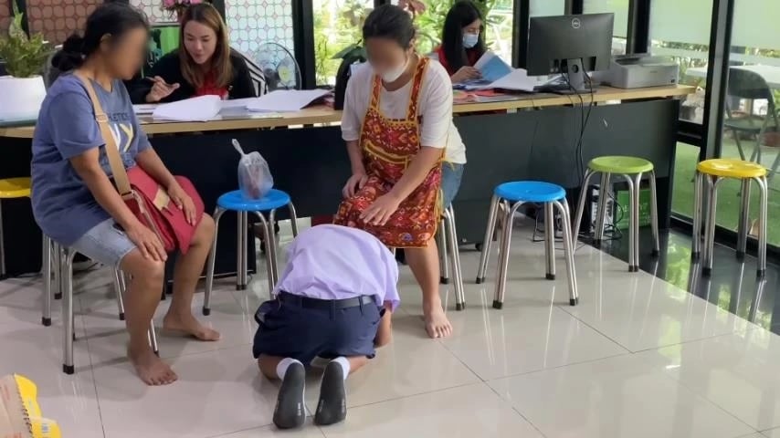 schoolboy thailand smacks girl apology