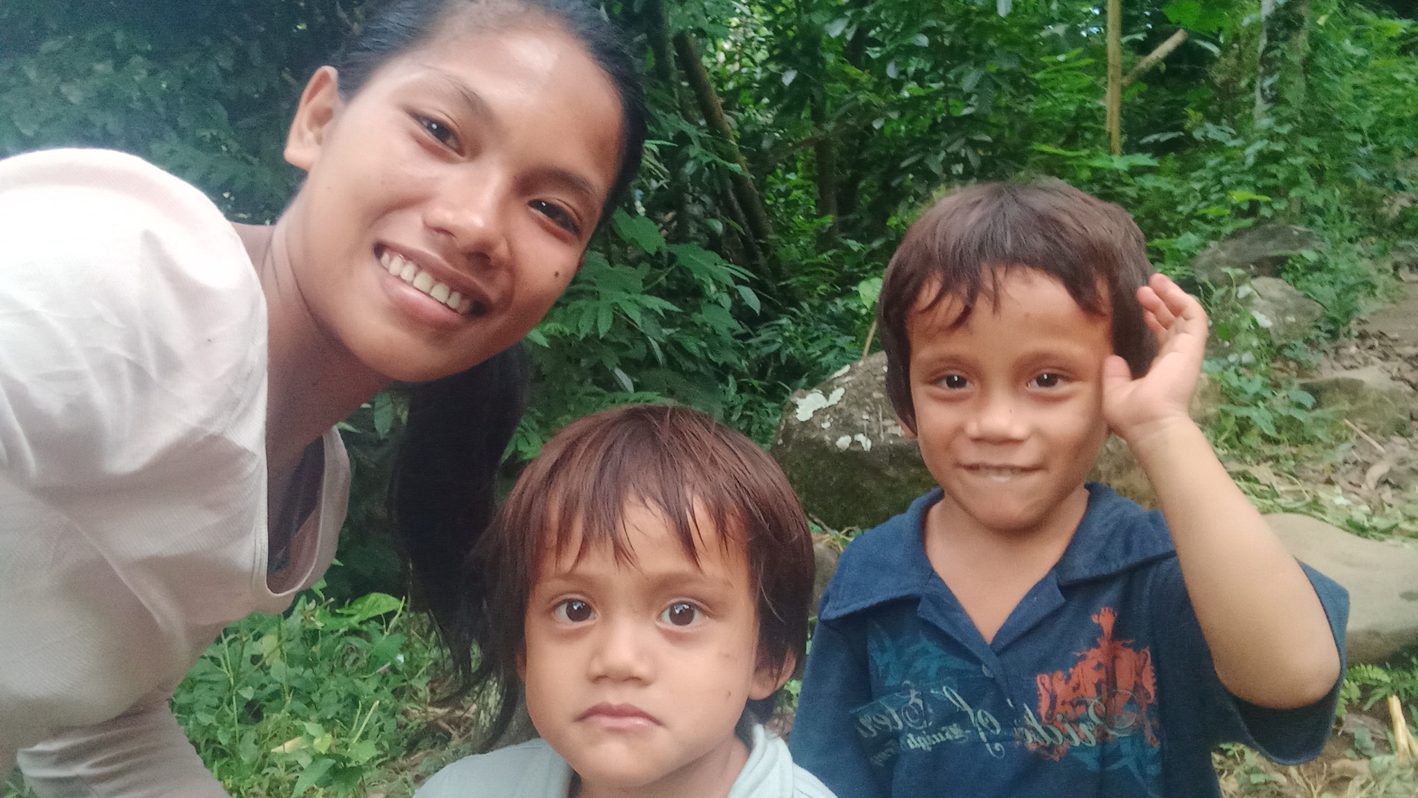 siblings hugging fire (1)