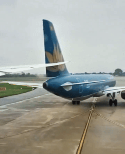 vietnam airlines plane slices tail