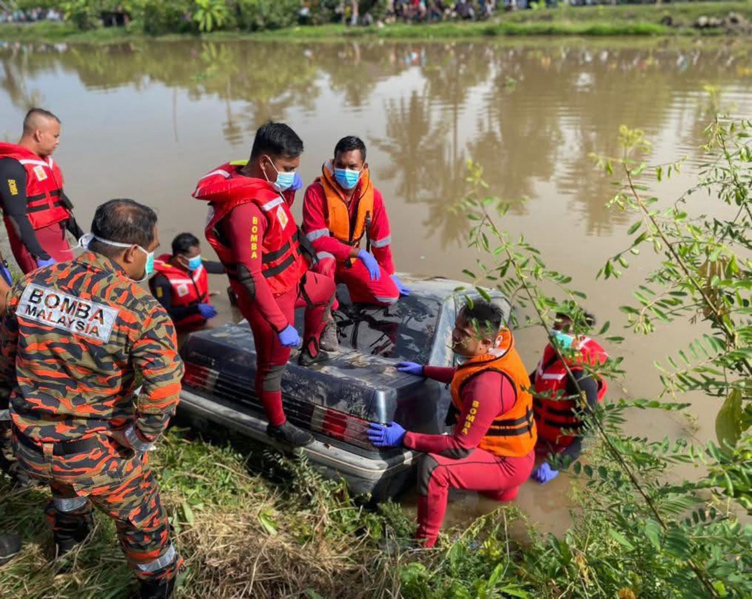 Family of 6, including 4 children, dies after car plunges into river in ...