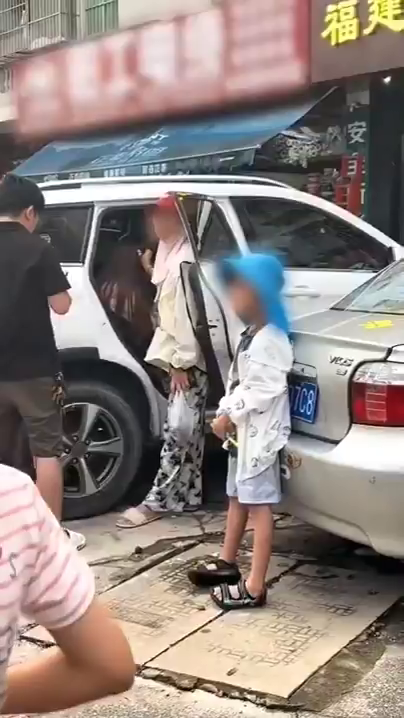 husband mistress massive crowd child