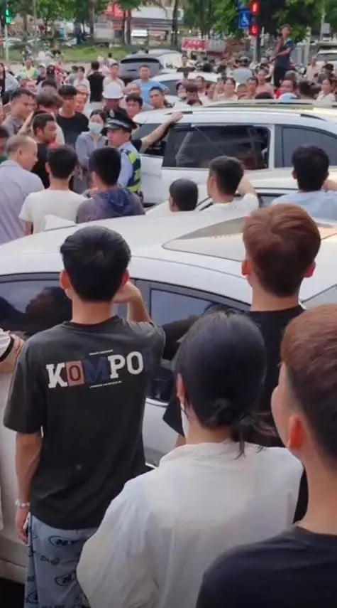 husband mistress massive crowd people