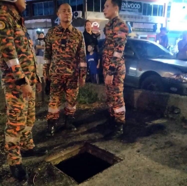 boy manhole sarawak