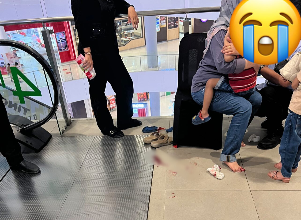 boy sandals escalator (2)