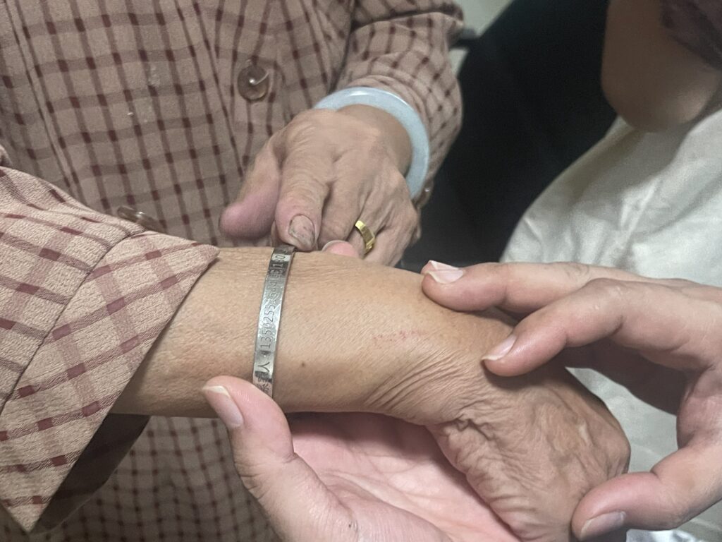 chinese woman bracelet