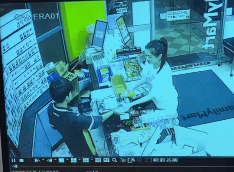 taiwan familymart clerk (1)