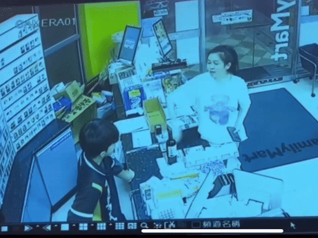 taiwan familymart clerk (2)