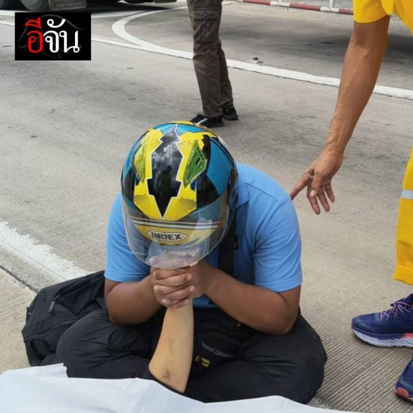 man cluching hand girlfriend