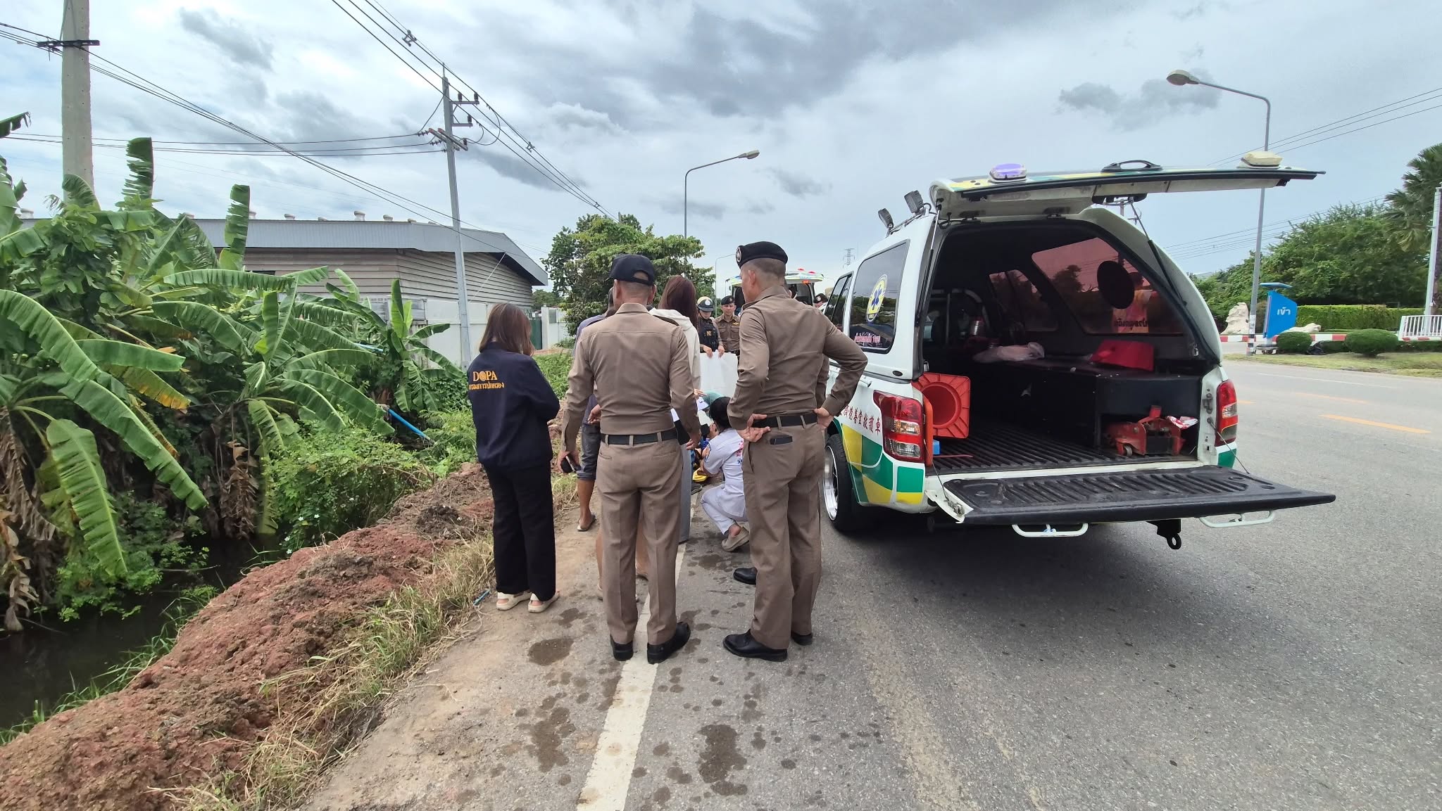 man chasing police shot