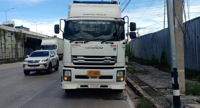 man cluching hand girlfriend