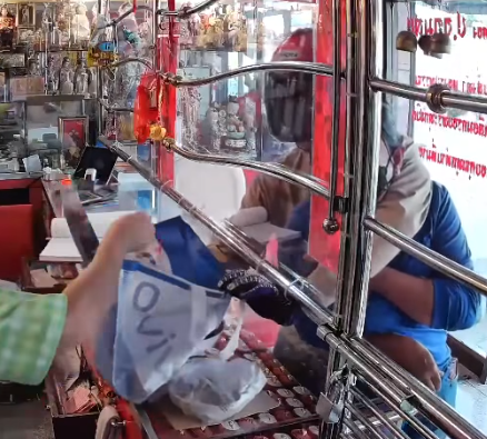 man hostage gold shop