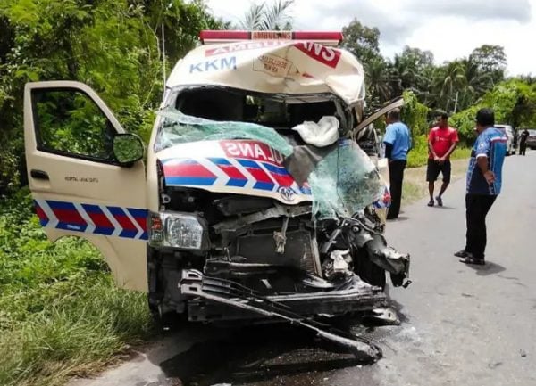 12 injured after ambulance & van collide in M'sia, stroke patient dies