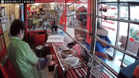 man hostage gold shop