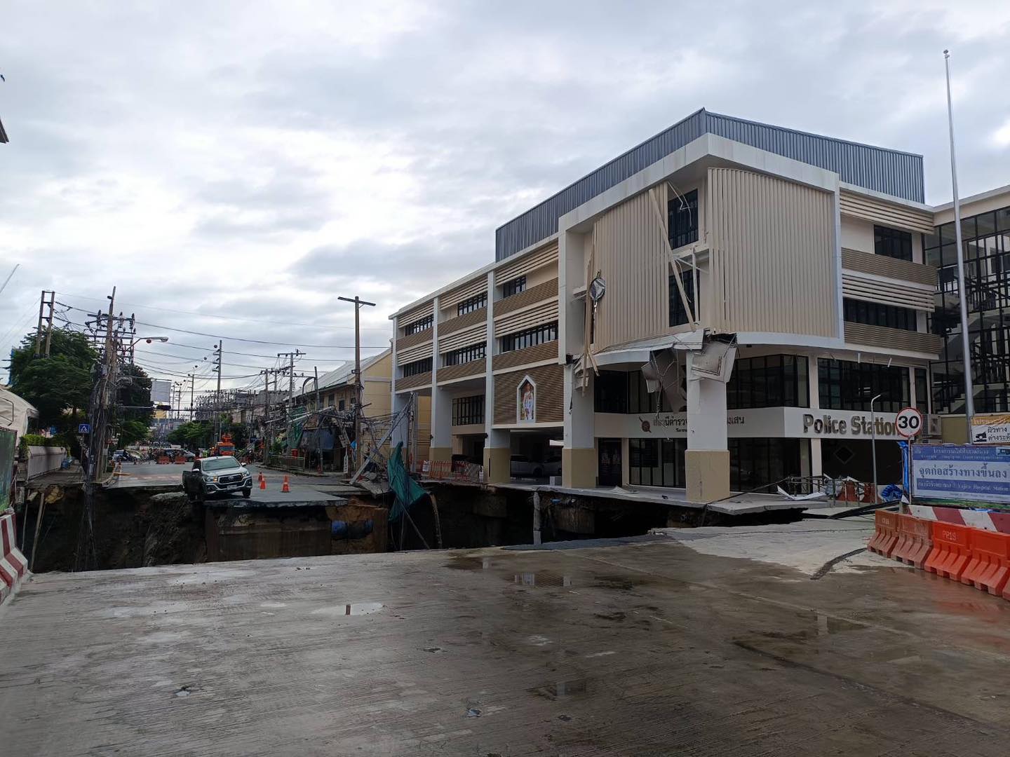 sinkhole hospital thailand police