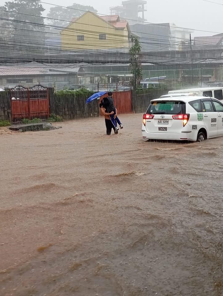 taxi driver students floodwaters (2)