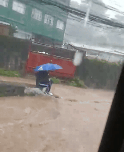 taxi driver students floodwaters