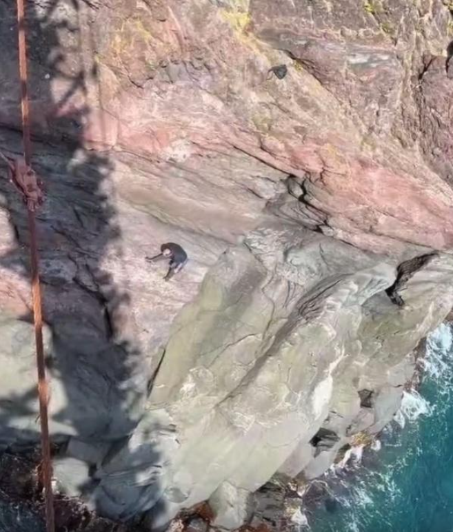 tourist saves drowning woman (1)