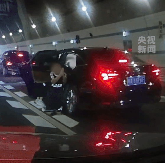 boy calls help mum (1)