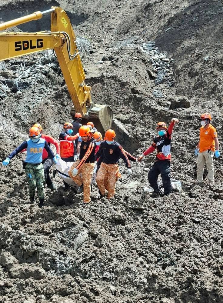 elderly couple hugging landslide (1)