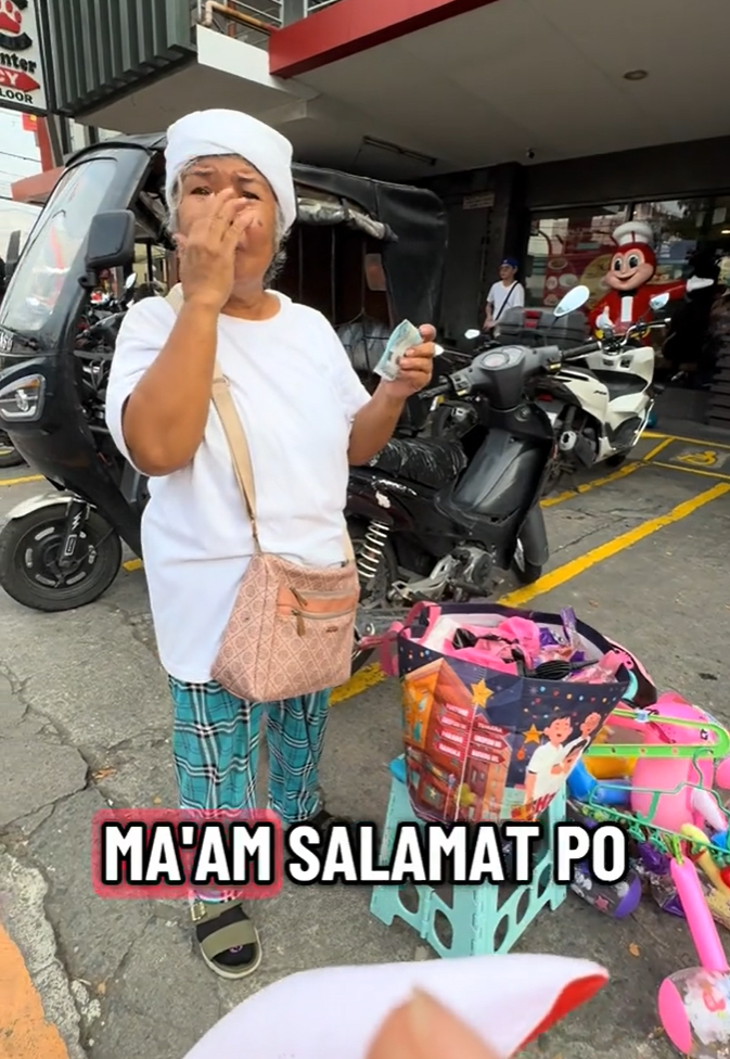 elderly vendor balloons (2)