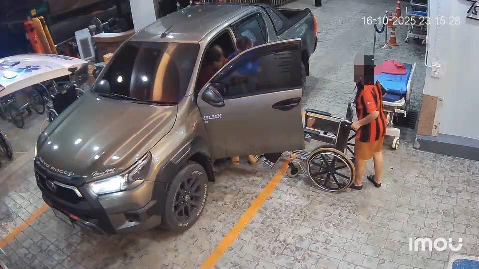 family blocks ambulance