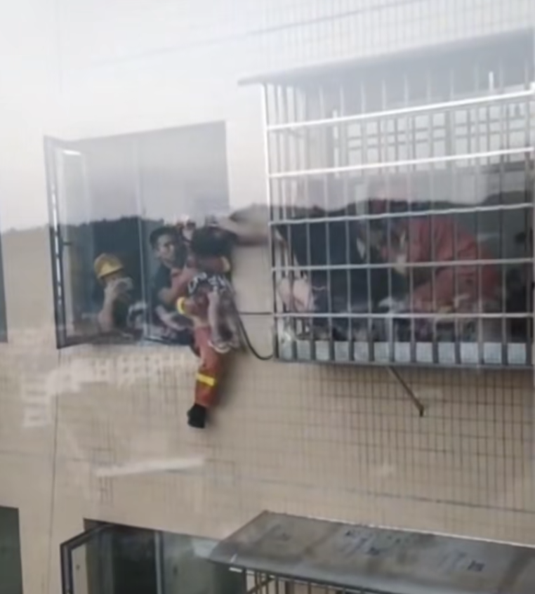 girl falls 20th floor (1)