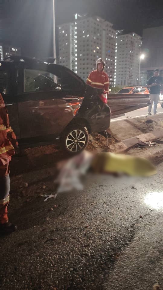 road divider impaled vehicle (3)
