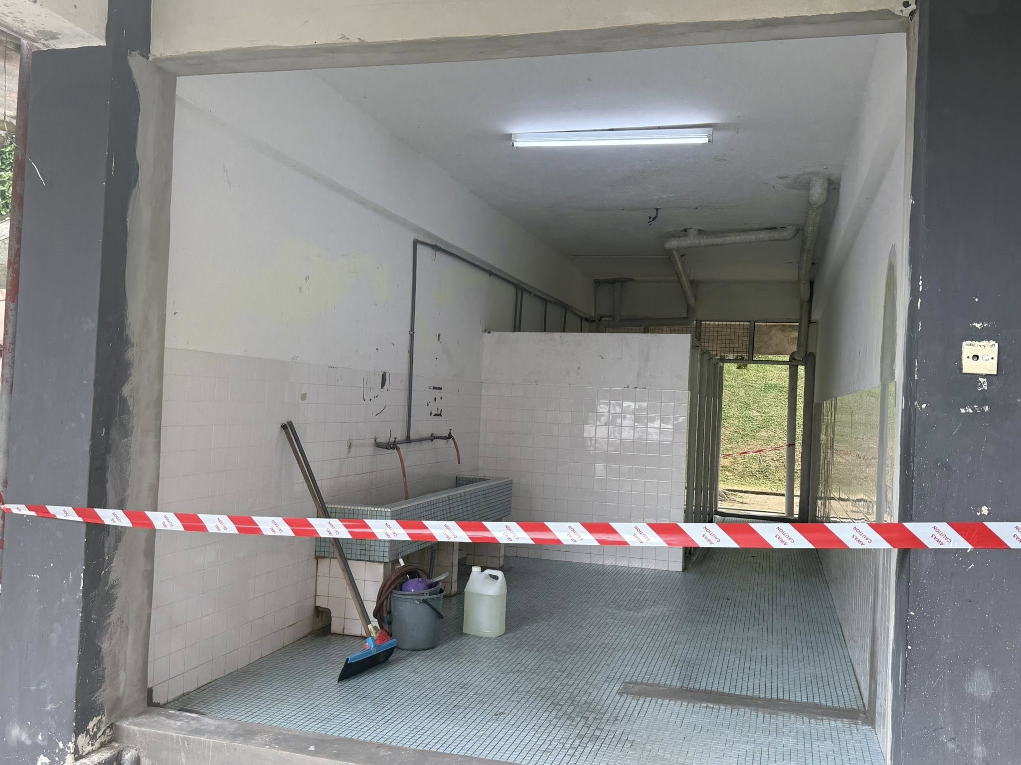 school demolishes toilet walls (1)