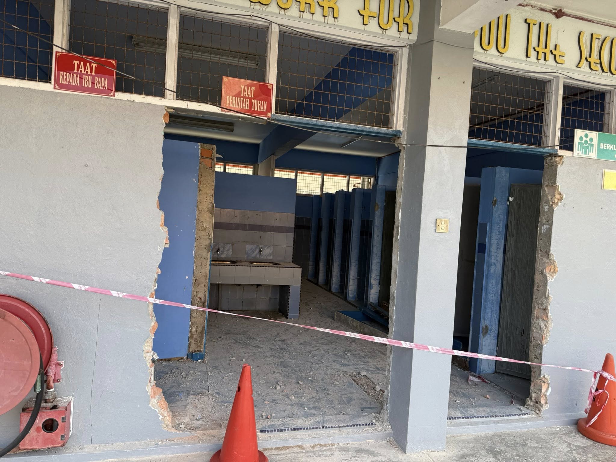school demolishes toilet walls (2)