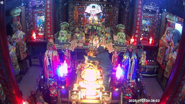 mazu stripped gold ornaments