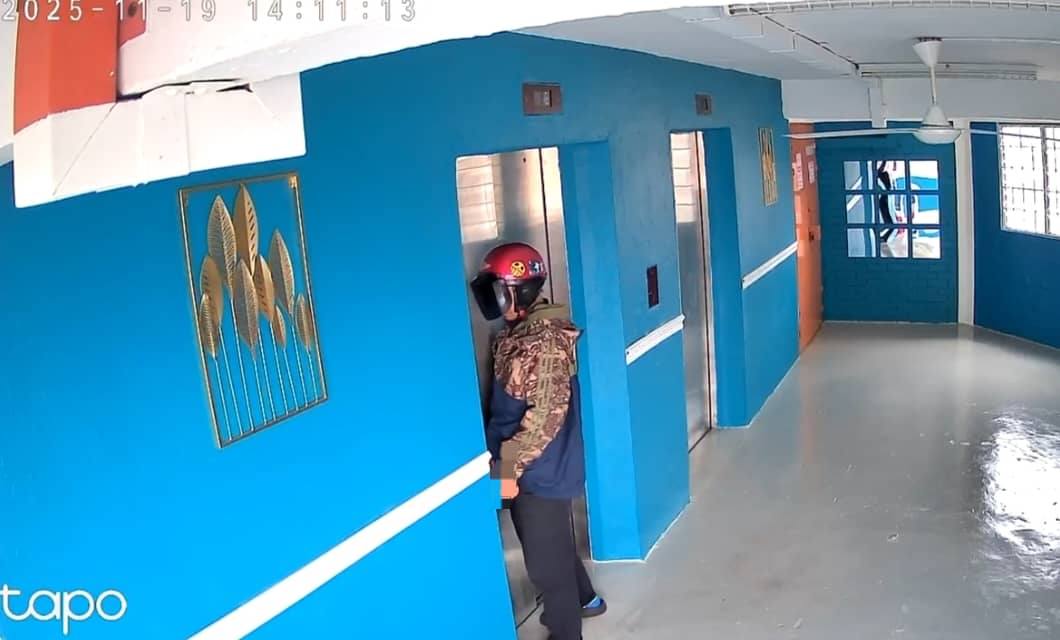 delivery rider urinates lift (2)