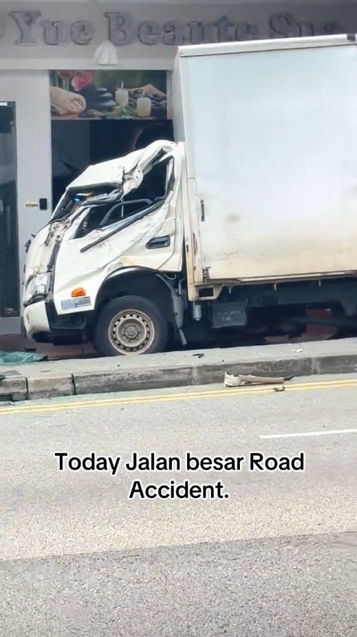 lorry jalan besar