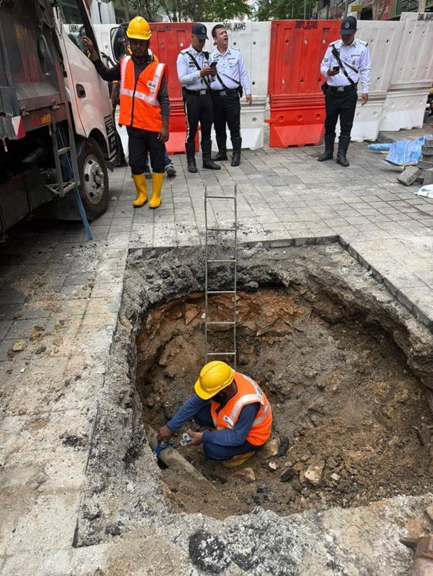 road collapse sinkhole kl (1)