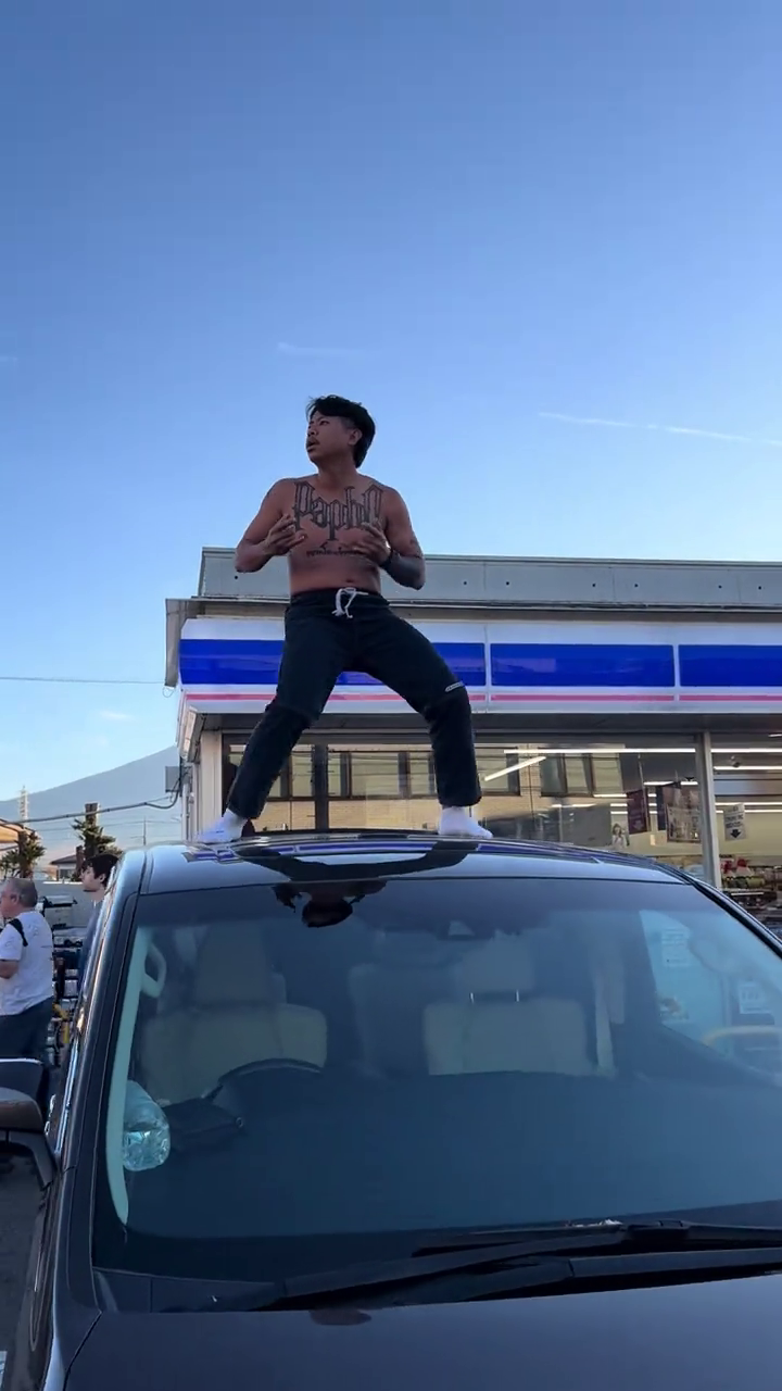 thai influencer shirtless lawson dancing