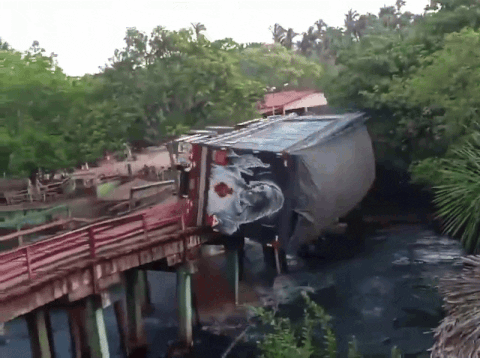 wooden bridge collapse truck (2)