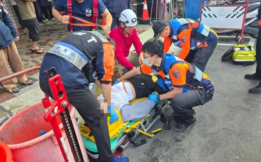 worker garbage truck taiwan