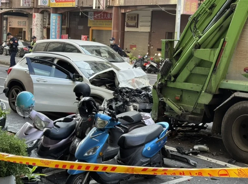 worker garbage truck taiwan