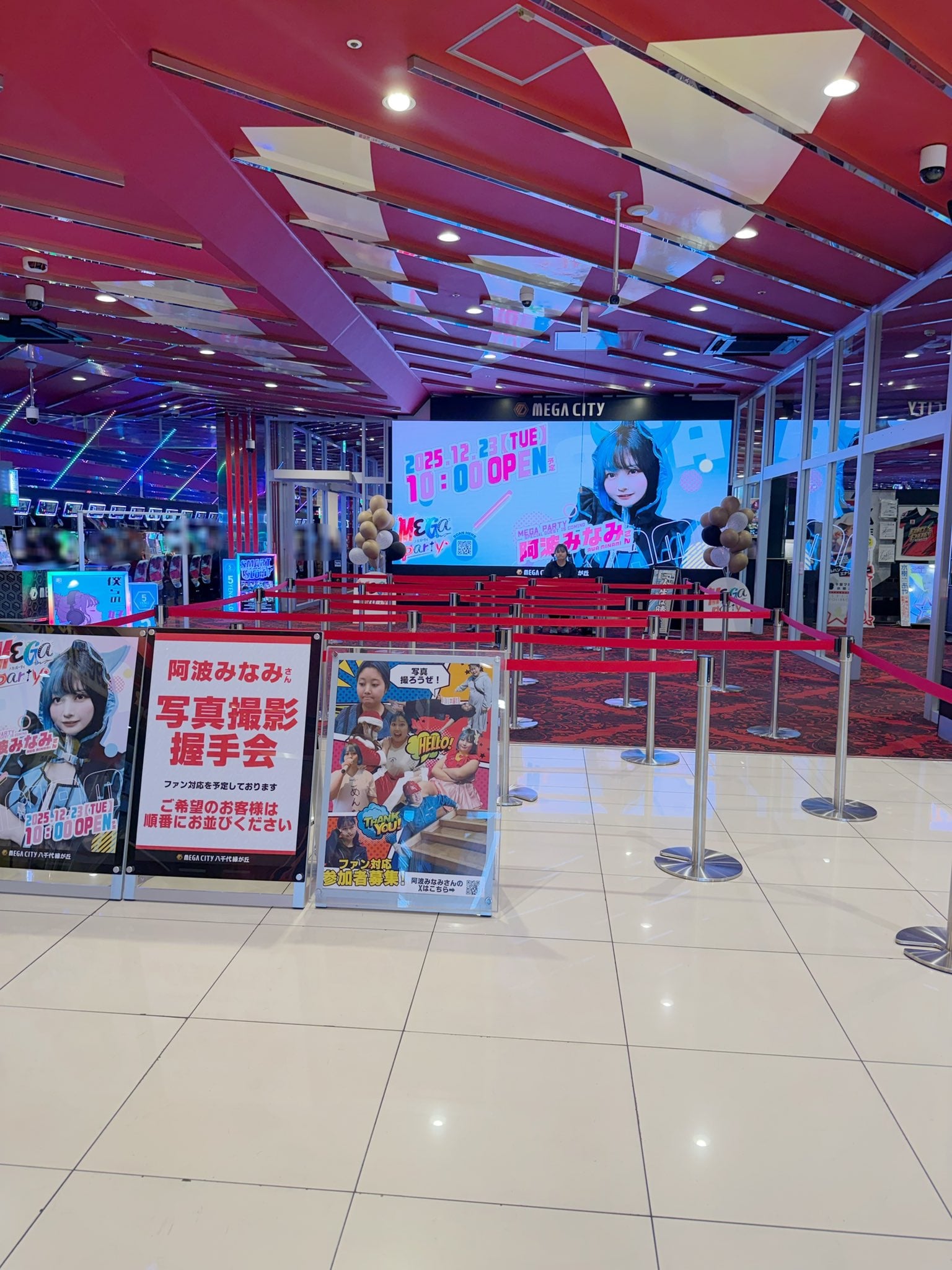 cosplayer handshake event no attendees
