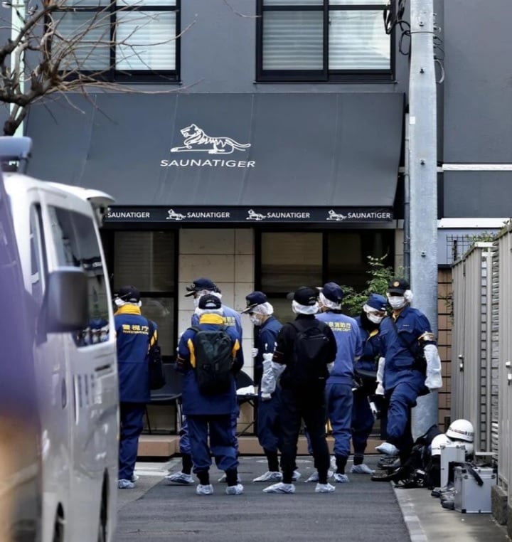 couple doorknob sauna police