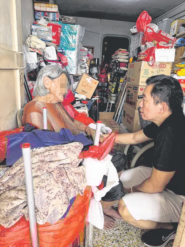 elderly woman clutter