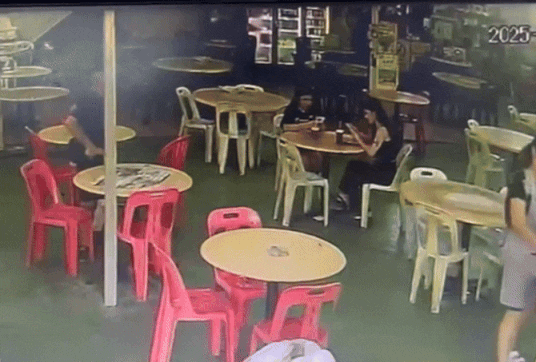 man flashes mother daughter (1)