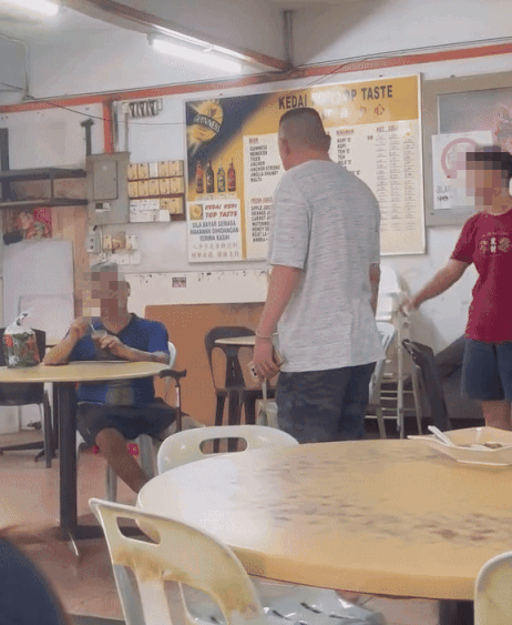 man flashes mother daughter (2)