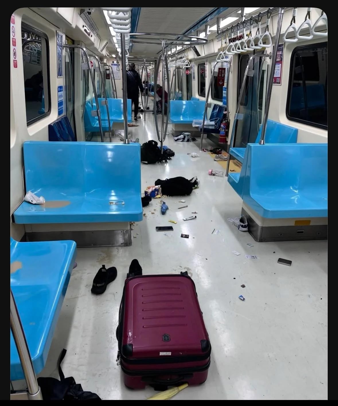 taiwan mrt smash window carnage