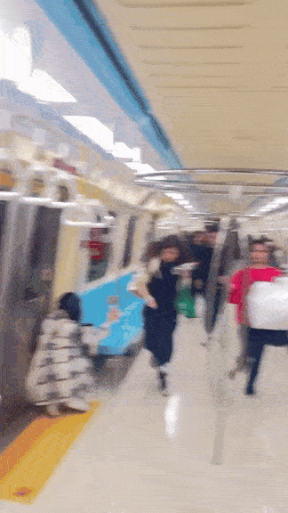 taiwan mrt smash window flee