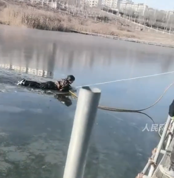 teen icy lake save boy (3)