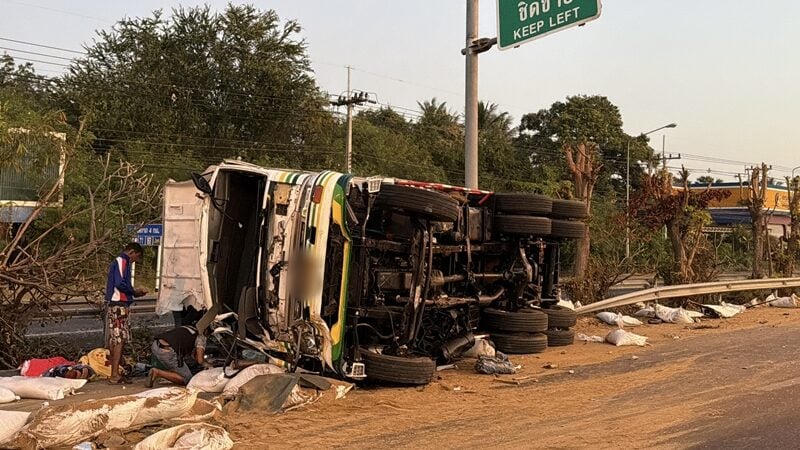 tour bus pileup lorry