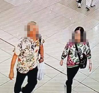 elderly couple wallet